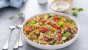 Salada de quinoa com legumes (Imagem: Elena Veselova | Shutterstock)
