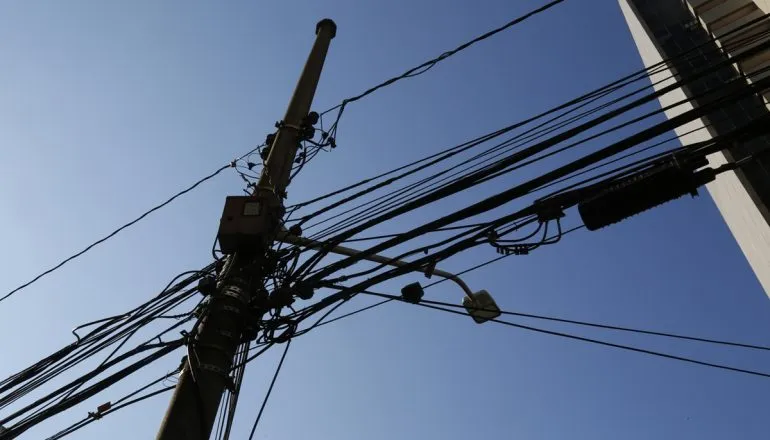 Copel é multada em mais de R$ 1 milhão por fios soltos em Maringá