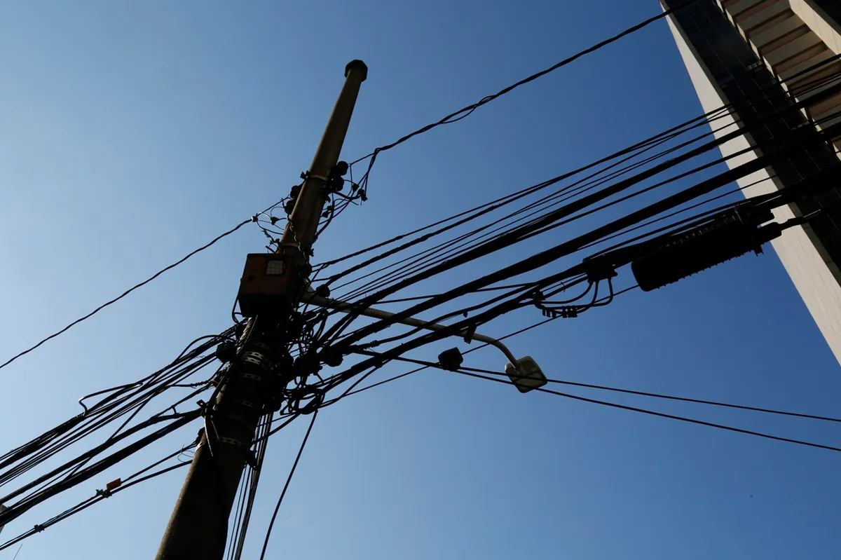 fios de luz, fios elétricos, fios soltos