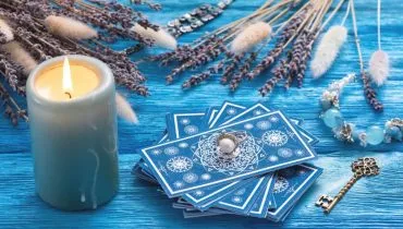 O tarot indica que as energias do dia nos convidarão à consciência, mesmo quando isso passar por desconforto (Imagem: Happy_Nati | Shutterstock)