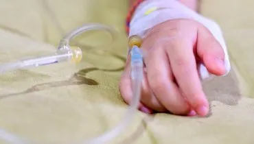 Imagem mostra uma criança em atendimento médico.