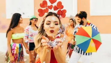 O Carnaval é um momento poderoso para ativar intenções ligadas ao amor, à sorte e à abertura de caminhos com simpatias (Imagem: Kleber Cordeiro | Shutterstock)