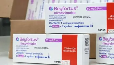 Imagem mostra caixas de remédio empilhadas.