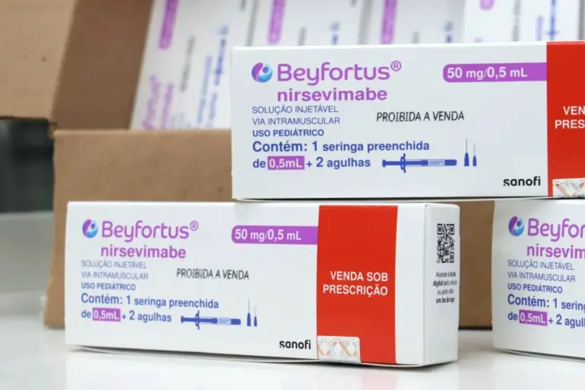 Imagem mostra caixas de remédio empilhadas.