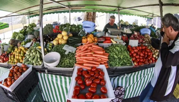 Feiras livres e serviços itinerantes atendem curitibanos nesta sexta
