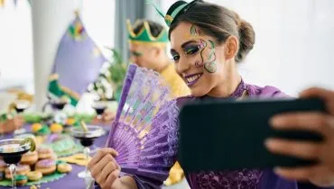 Postagens feitas durante o Carnaval podem impactar oportunidades profissionais (Imagem: Drazen Zigic | Shutterstock)