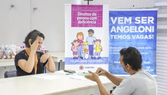 Supermercado seleciona 26 pessoas com deficiência para vagas em Curitiba