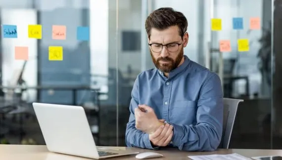 Dor persistente no trabalho pode indicar LER/DORT: veja como se proteger