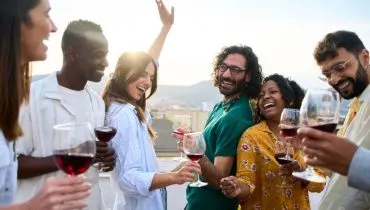 O consumo excessivo de bebidas pode levar ao coma alcoólico (Imagem: CarlosBarquero | Shutterstock)