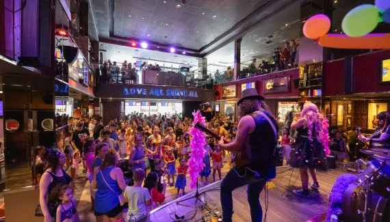 CarnaRock 2026: Hard Rock Cafe mistura folia e rock em Curitiba