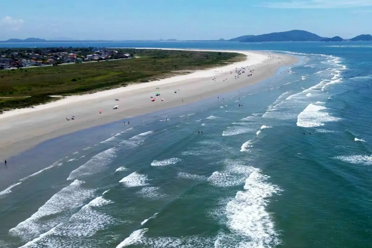 Orla de Pontal do Sul concentra moradias, infraestrutura turística e acesso às travessias marítimas.