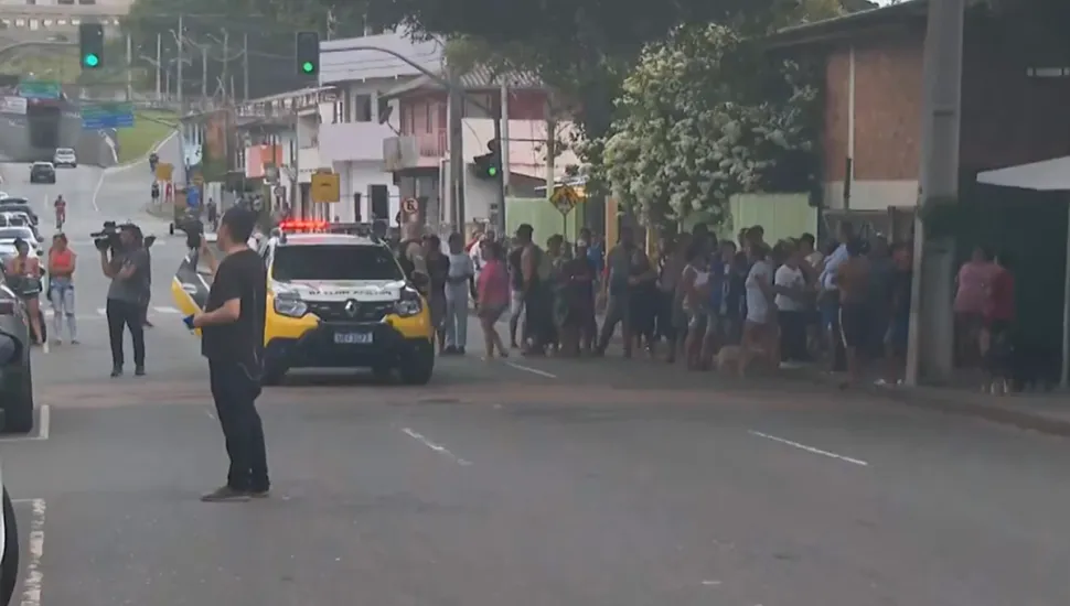 Após morte em ação policial, manifestação bloqueia acesso à Avenida das Torres, em Curitiba