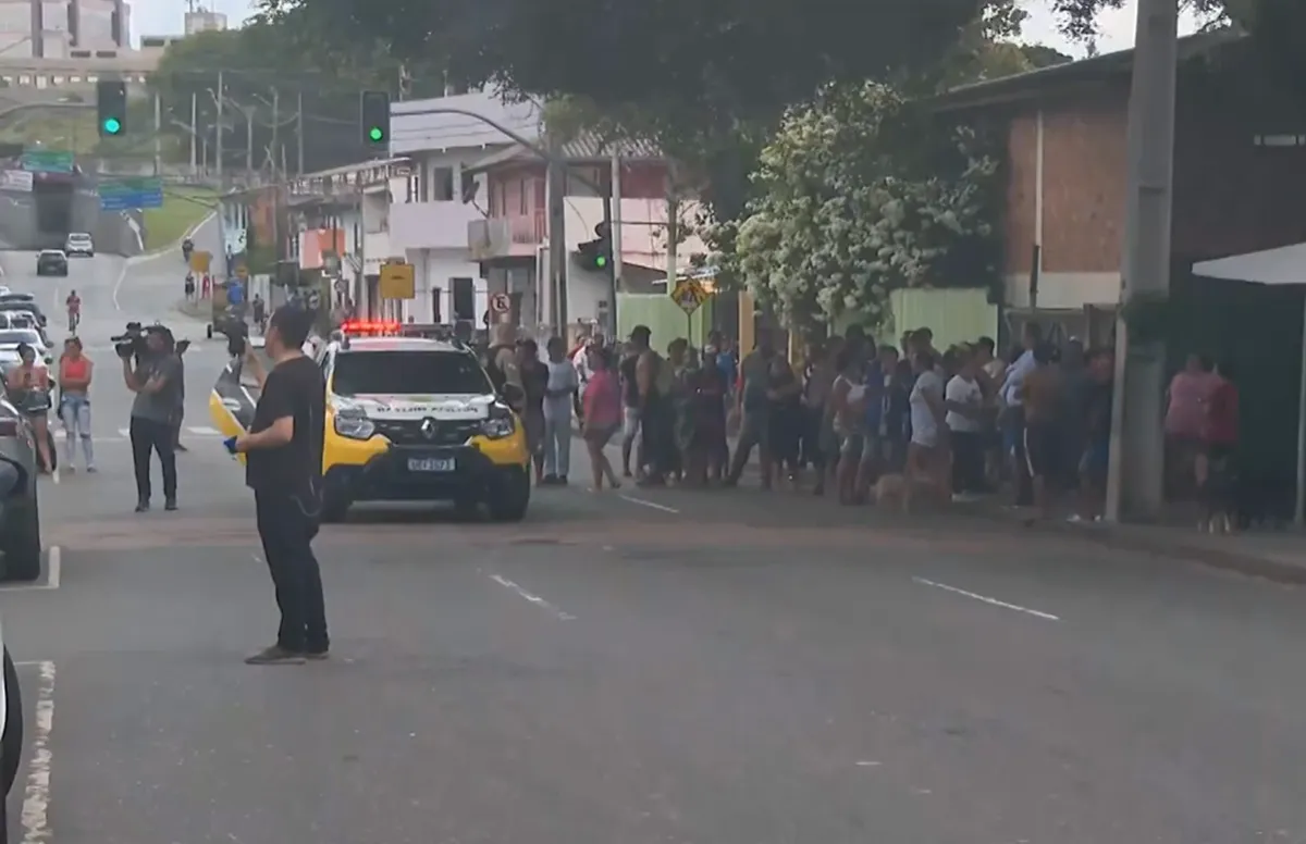 Após morte em ação policial, manifestação bloqueia acesso à Avenida das Torres, em Curitiba