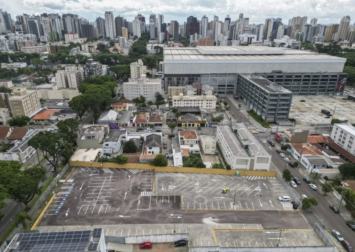Urbs inaugura novo estacionamento público em Curitiba, perto da Arena da Baixada, no Água verde