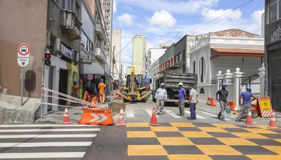 Obra emergencial melhora fluxo de ônibus no Centro de Curitiba