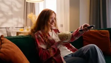 Filmes e séries transformam o sofá em aula prática de inglês (Imagem: MAYA LAB | Shutterstock)