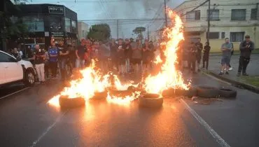 Protesto reúne torcedores do Athletico Paranaense após morte de jovem em ação da PM