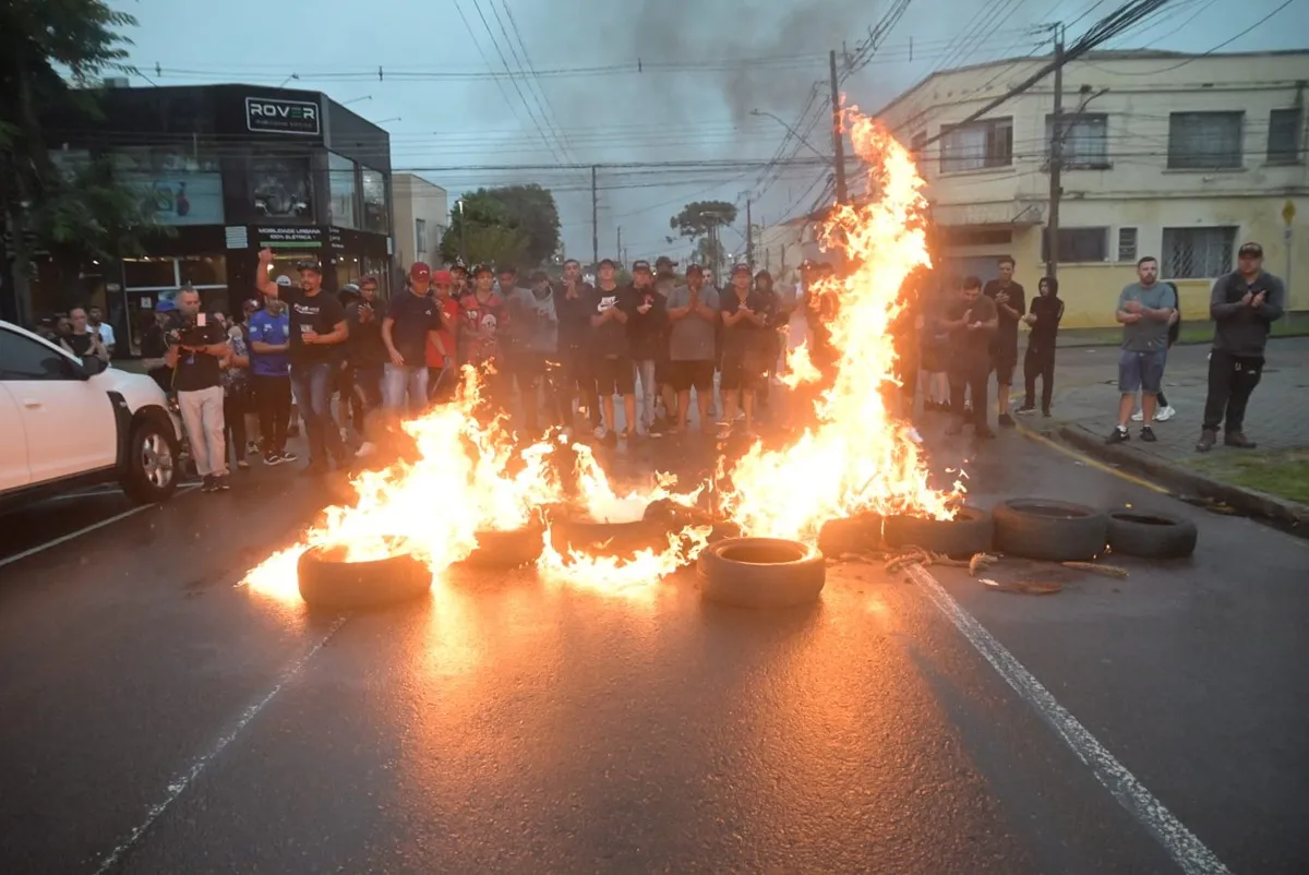 Protesto reúne torcedores do Athletico Paranaense após morte de jovem em ação da PM