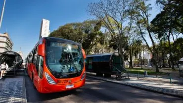 projeto em curitiba prevê ônibus exclusivos para mulheres e filhos de até 14 anos circulariam em dias úteis, nos horários de pico