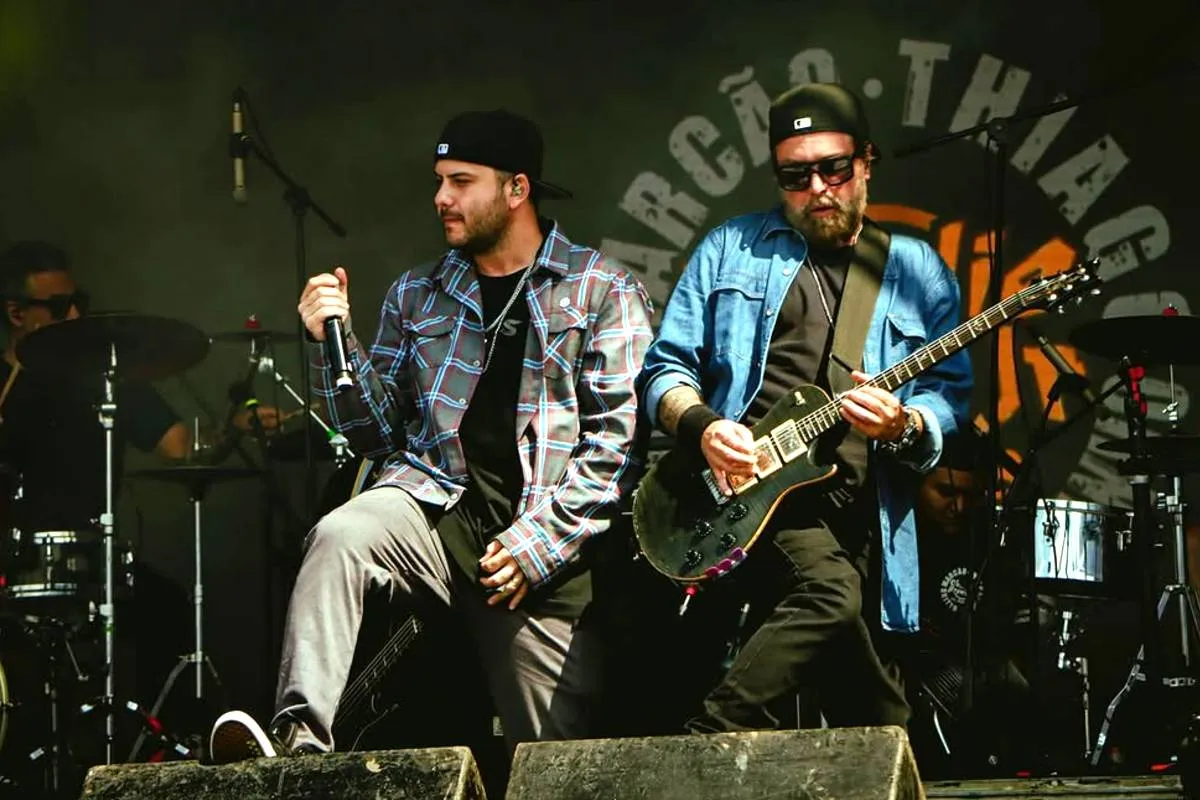 Intérprete da voz de Chorão, Rafael faz covers do grupo desde 2010.