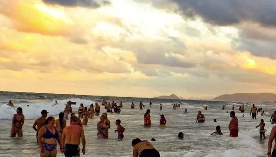Carnaval com chuva nas praias: Paraná tem alertas de chuva forte e ventos até 100 km/h