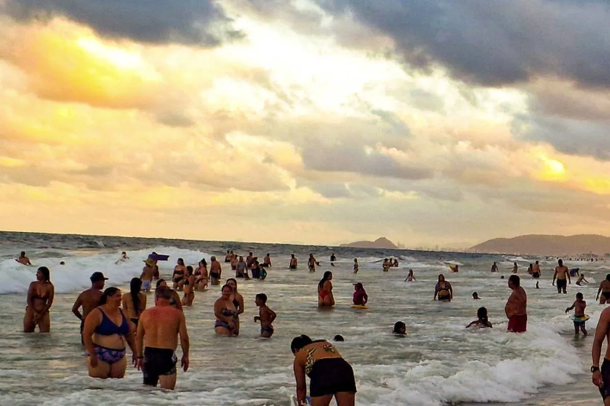Imagem mostra o céu carregado no litoral do Paraná.