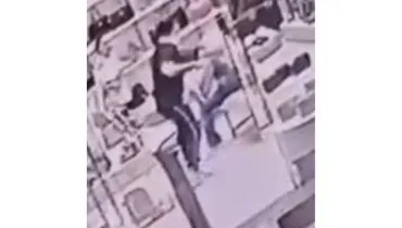 Vídeo mostra agressão contra duas mulheres em um shopping do Paraná.