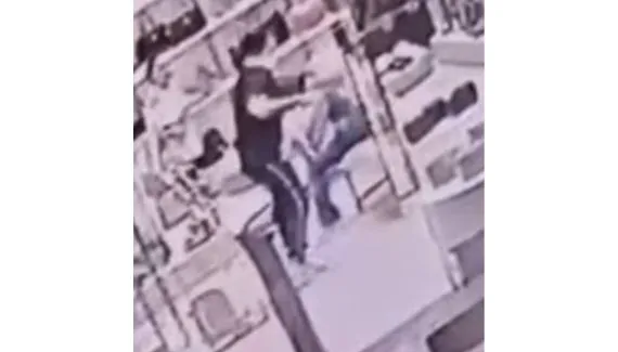 Vídeo: Homem invade loja e agride duas mulheres muçulmanas em shopping no PR