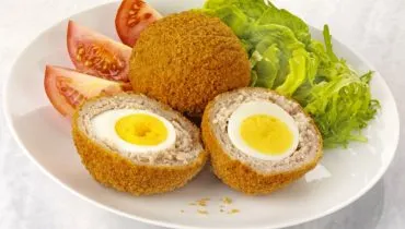 Bolovo de frango com ovo de codorna (Imagem: CKP1001 | Shutterstock)