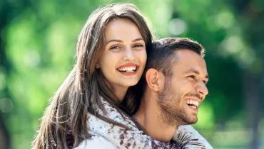 Imagem mostra um casal se abraçando.