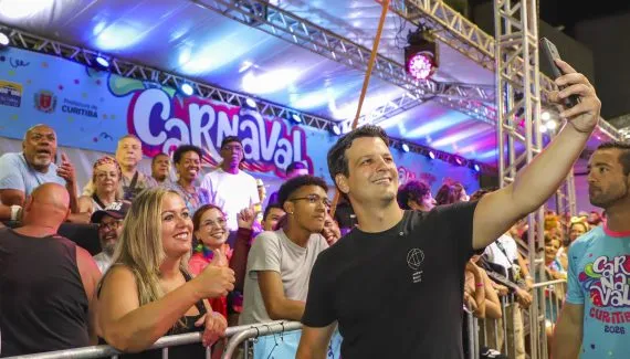 Carnaval de Curitiba atrai 20 mil pessoas em noite de desfiles