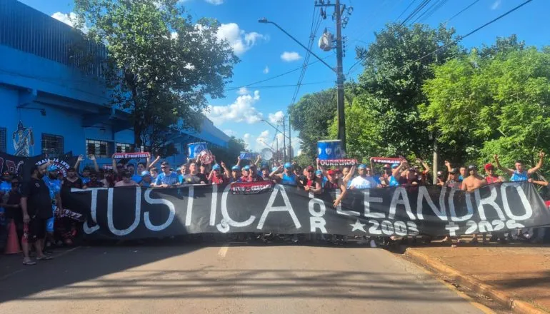 Torcidas do Londrina e Athletico fazem ato por justiça a torcedor morto