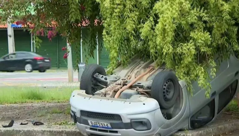 Carro de aplicativo capota no Alto da XV instantes antes de passagem de trem
