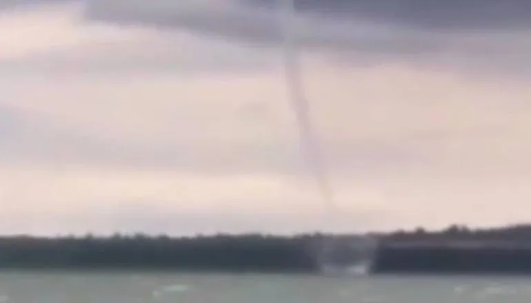 Tromba d’água toca lago do Paraná e surpreende; “negócio estranho”