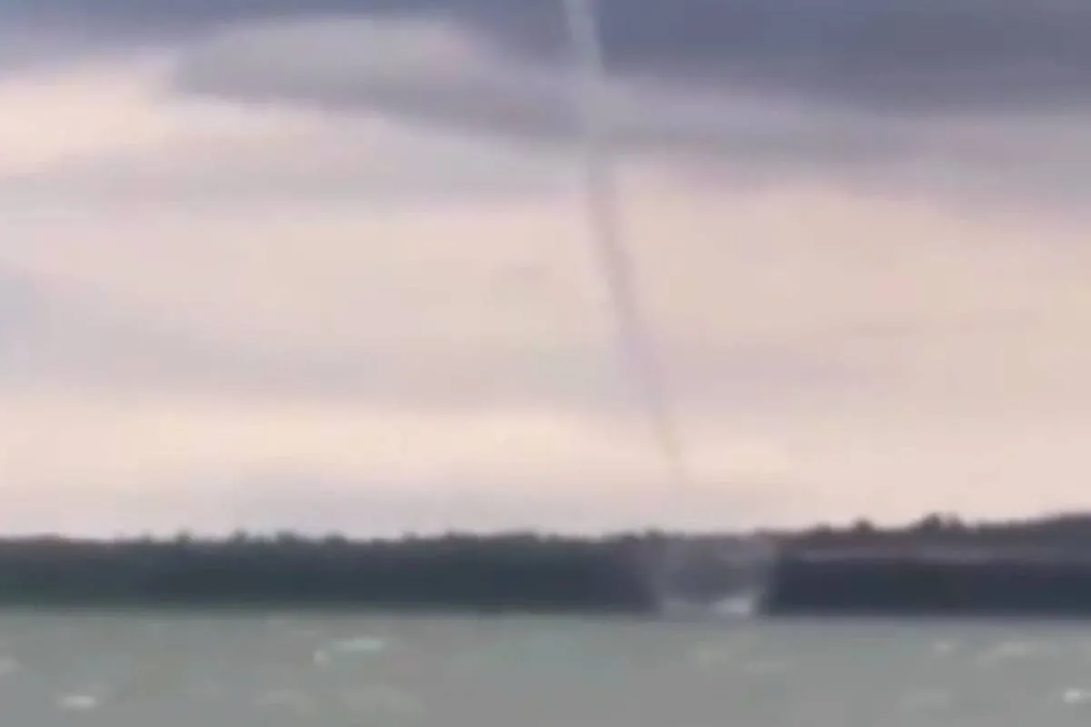 Imagem mostra uma tromba d´água registrada em um lago no Paraná