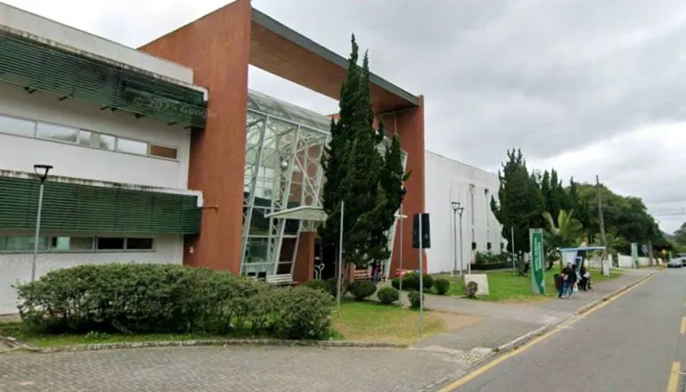 Bebê morre após parto induzido em hospital de Araucária e família indica negligência