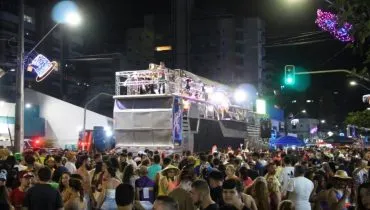 Imagem mostra o carnaval no litoral do Paraná.