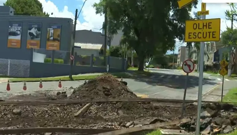 Imagem mostra uma grande obra de um dia em Curitiba.