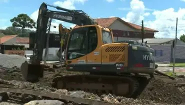 Imagem mostra uma grande obra de um dia em Curitiba.