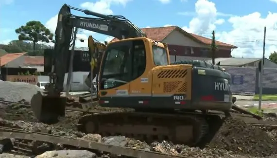 Megaobra de um dia bloqueia cruzamento em bairro de Curitiba. Desvie do tumulto!