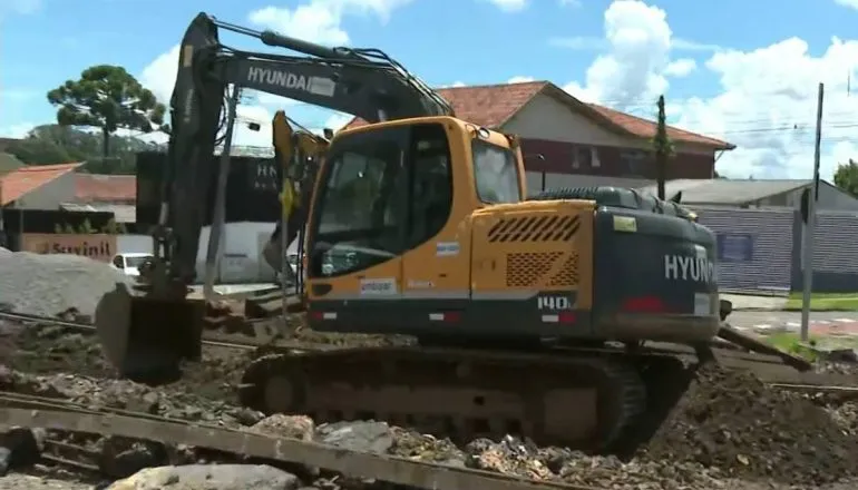 Megaobra de um dia bloqueia cruzamento em bairro de Curitiba. Desvie do tumulto!