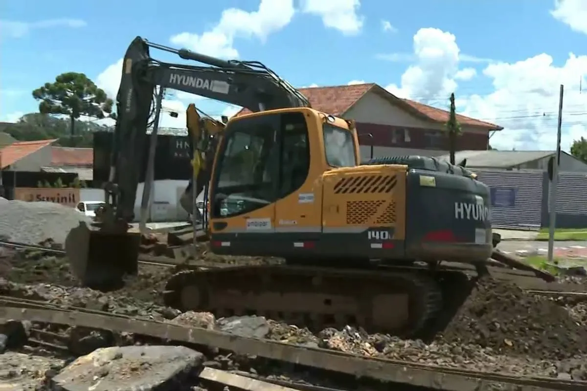 Imagem mostra uma grande obra de um dia em Curitiba.