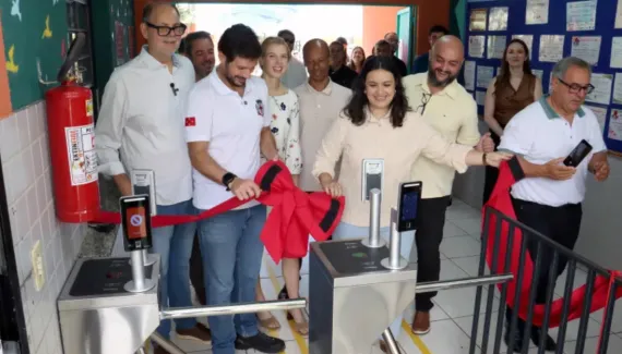 Escola pública de Londrina ganha catracas com reconhecimento facial e robôs assistentes
