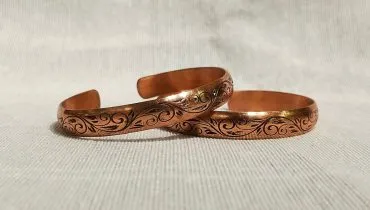 O bracelete de cobre é visto como um elemento de conexão entre indivíduo e ambiente (Imagem: Selimstock | Shutterstock)