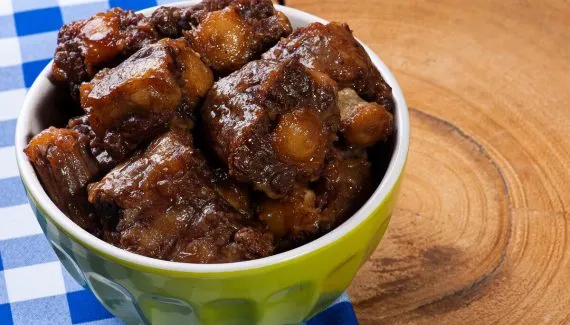 Como preparar rabada: 5 receitas simples para o dia a dia