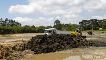 Obras de construção de bacias de contenção no Rio Atuba, no Santa Cândida, o local depois das obras se tornará um novo parque. Curitiba