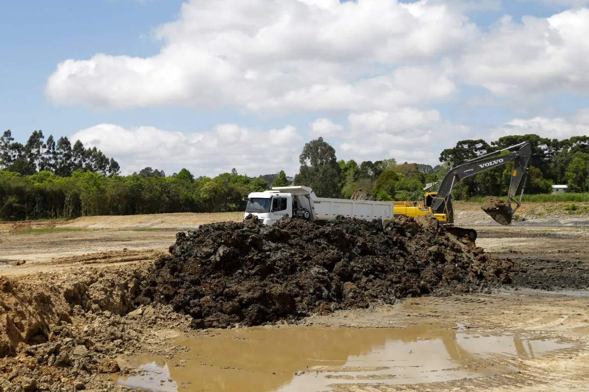 Obras de construção de bacias de contenção no Rio Atuba, no Santa Cândida, o local depois das obras se tornará um novo parque. Curitiba