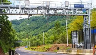 Imagem mostra uma praça de pedágio sem cabine de cobrança.