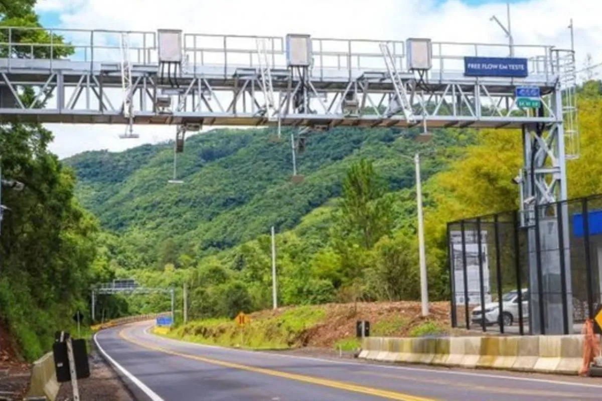 Imagem mostra uma praça de pedágio sem cabine de cobrança.