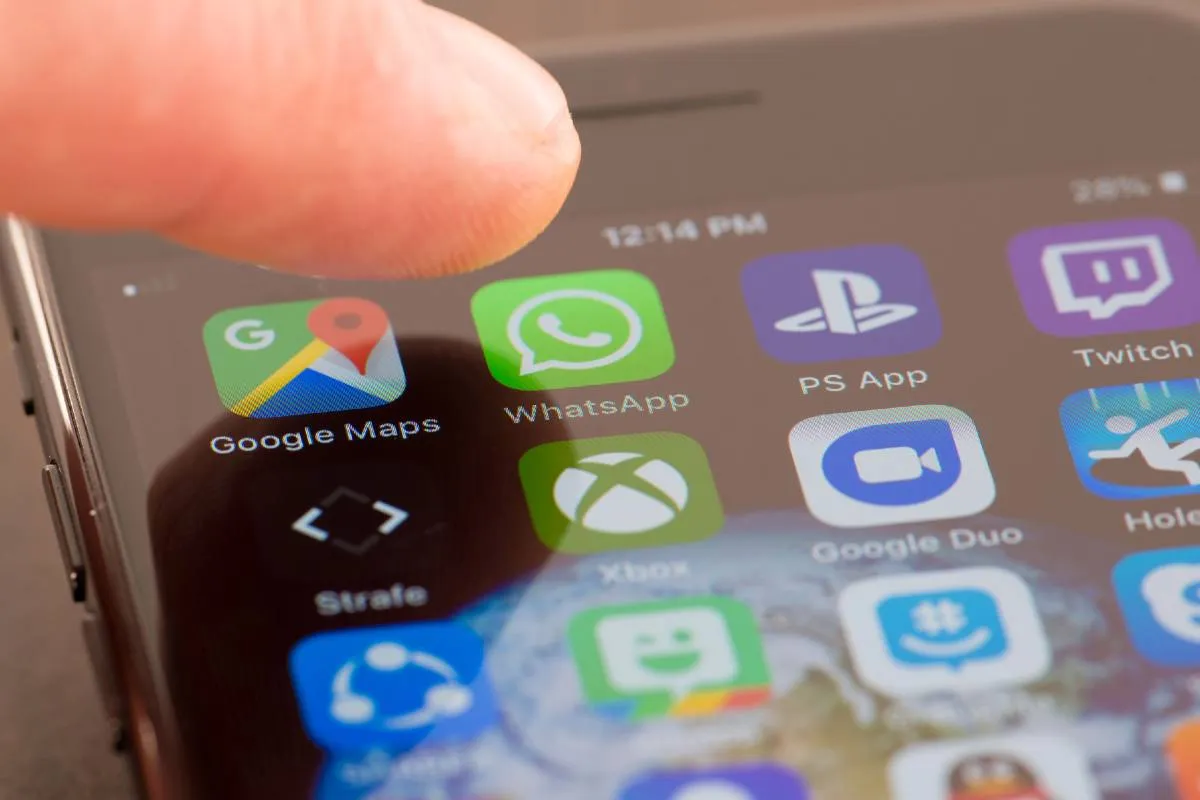 Imagem mostra uma pessoa utilizando um celular